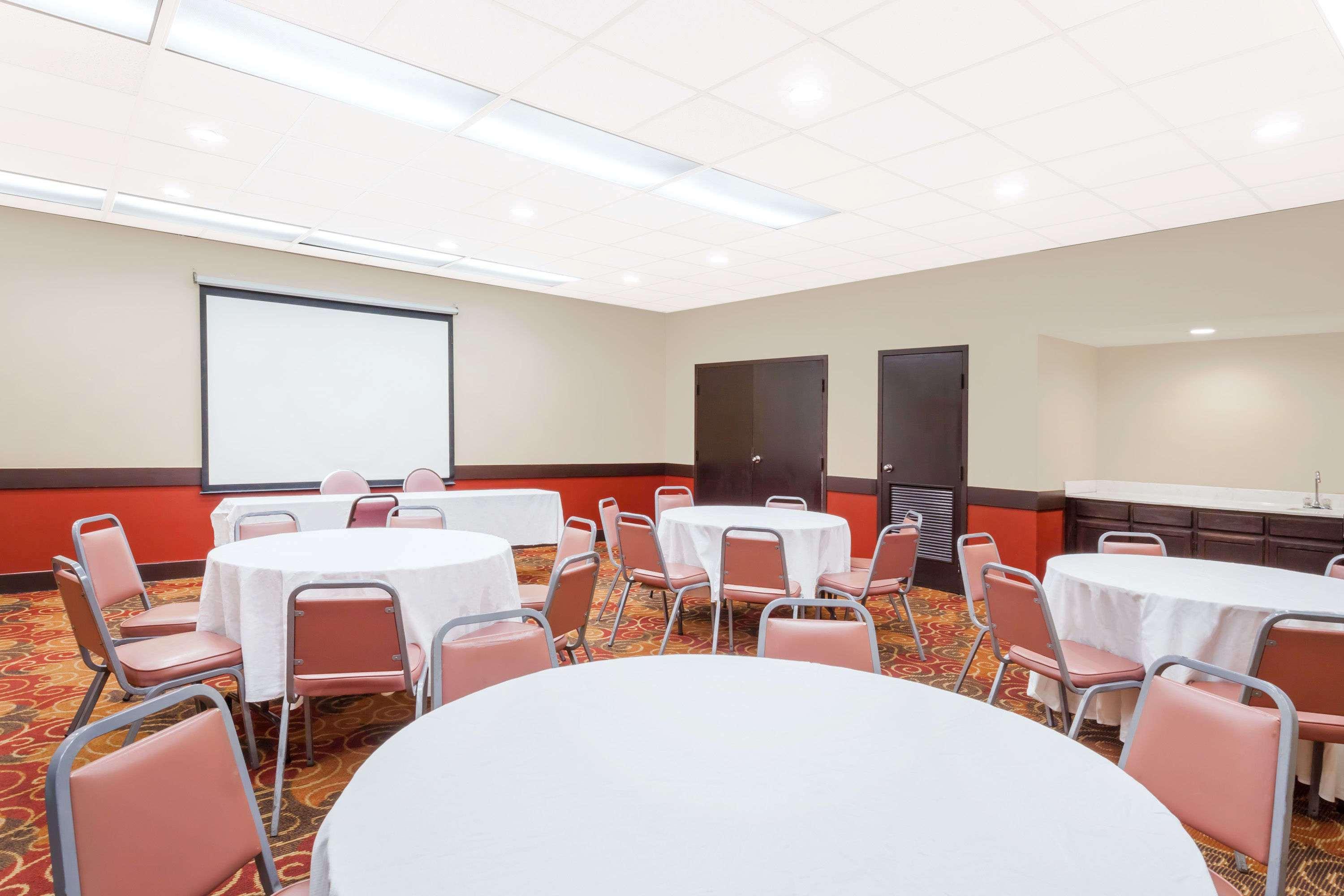Days Inn & Suites By Wyndham Se Columbia Ft Jackson Buitenkant foto